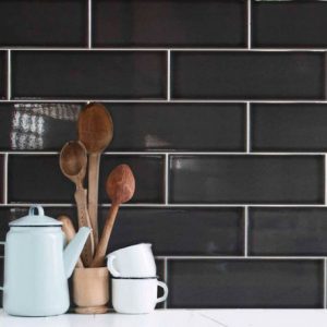 A black gloss coloured subway tile. The perfect slashback tile for your kitchen or ba1thr.oom wall